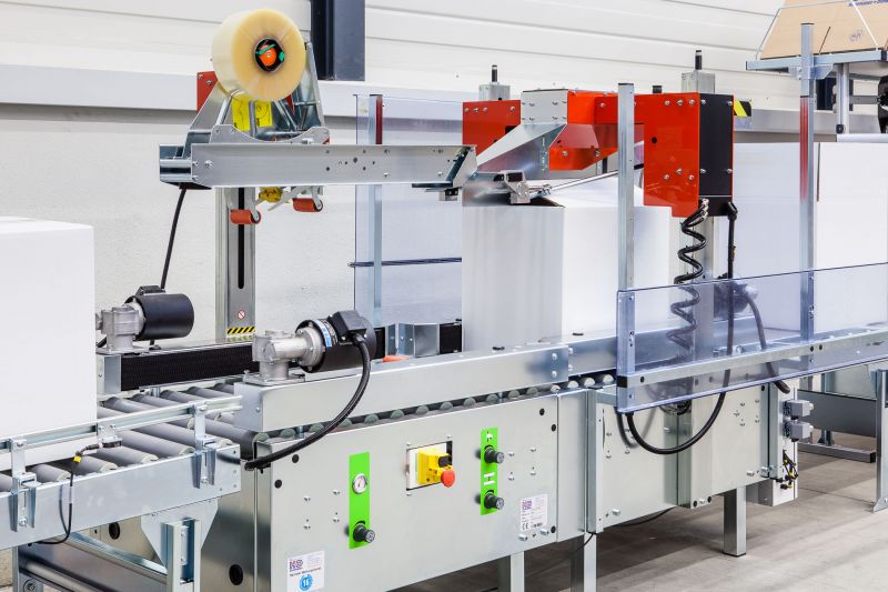 Kartonverschließmaschine mit Klappenfaltung