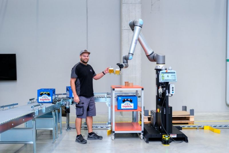 Cobot öffnet Getränkeflaschen