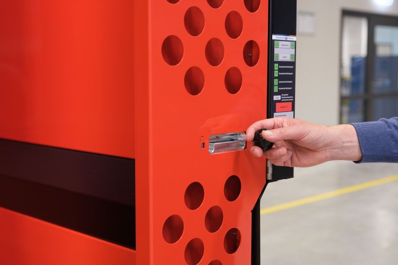 Einfach zu bedienende Schutztür verhindert ein Kippen des Stapels