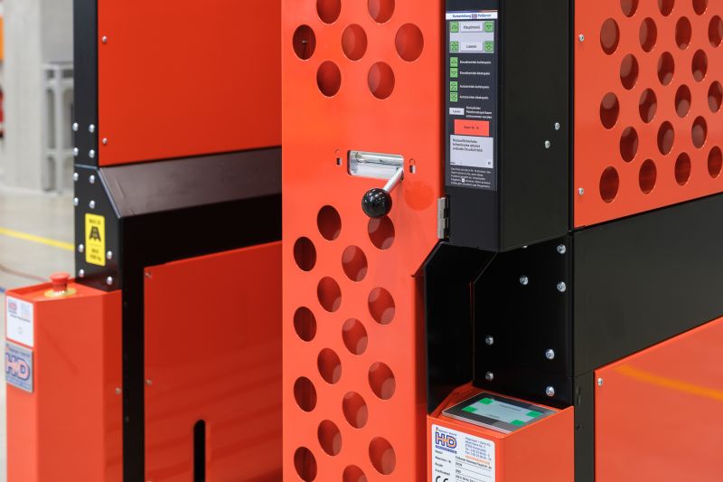 Palettenmagazin mit modernem Maschinen-Design