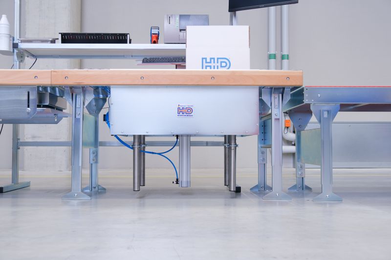 Hohe Ergonomie: Fußfreiheit, angenehme Echt-Holzleiste und Arbeiten mit gerader Körperhaltung.