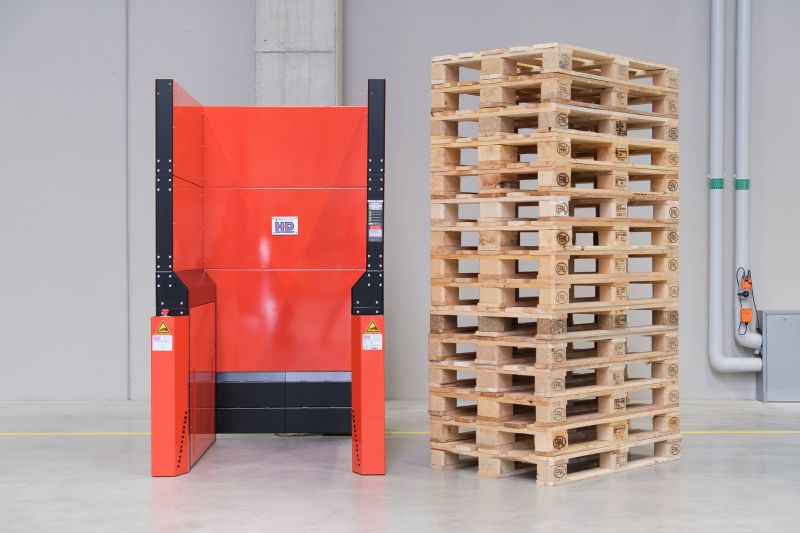 Die Stapelhöhe des Palettenspenders beträgt max. 15 Paletten