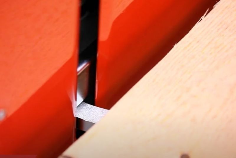 Die Hebebolzen werden durch pneumatisch ein- und ausgefahren