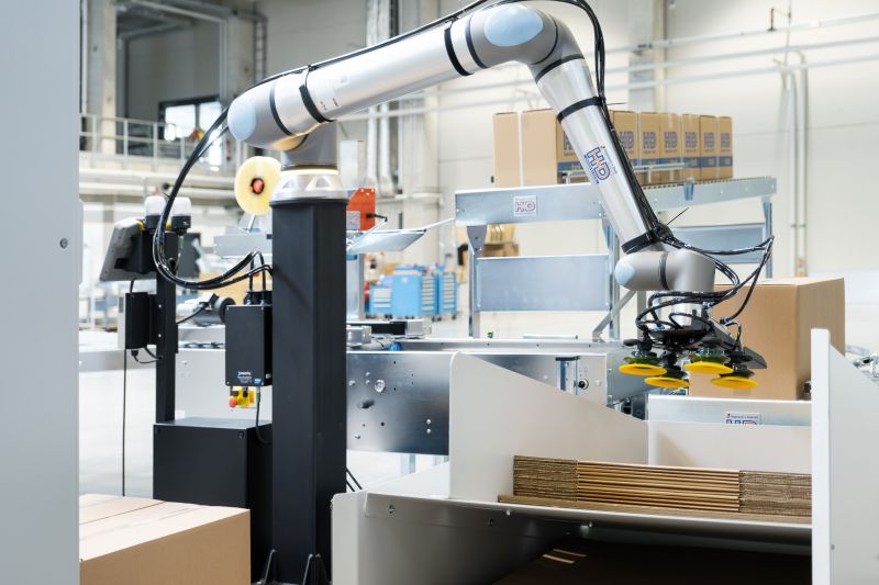 Cobot als Kartonaufrichter Cobot als Kartonaufrichter