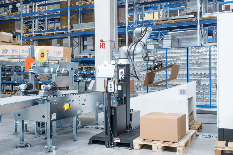 Cobot als günstiger Kartonaufrichter