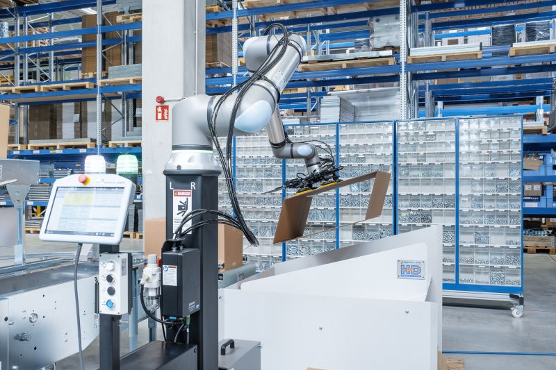 Cobot als Kartonaufrichter