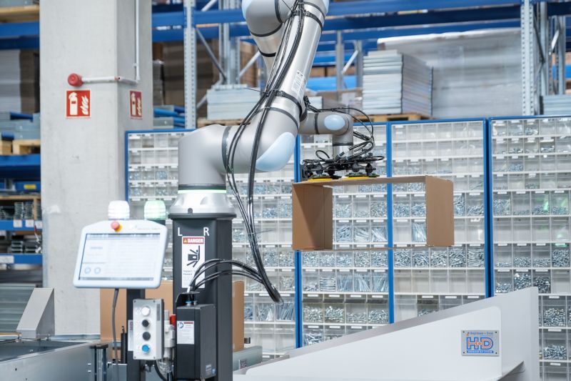 Cobot als Kartonaufrichter und Palettierer
