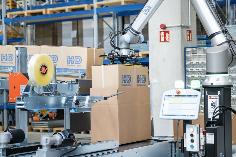 Cobot gefüllt Karton Cobot gefüllt Karton