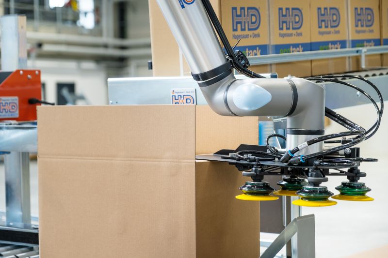 Cobot und Kartonverschließer Cobot und Kartonverschließer