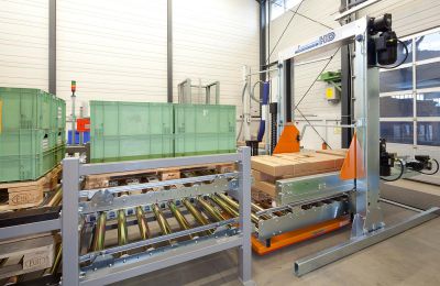 Kartonverschließer verschließen Umkartons mit Klebeband schnell und sicher.